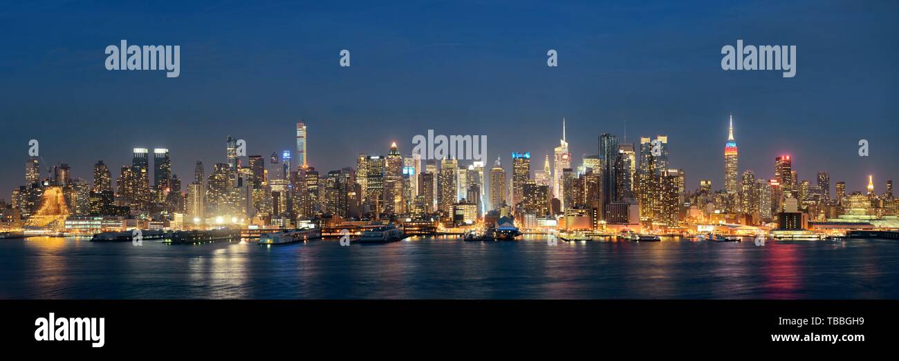 Midtown skyline más panorámica del río Hudson en Nueva York con rascacielos en la noche Foto de stock
