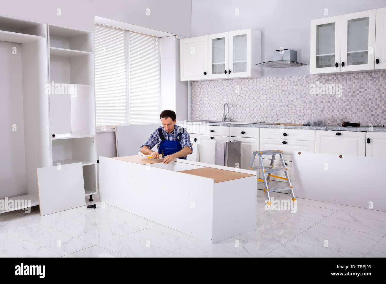 Carpintero Reparacion Y Montaje De Muebles En La Cocina Modular Fotografia De Stock Alamy