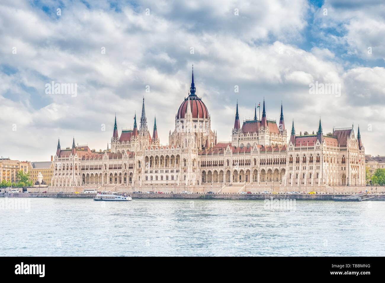 Una vista del paisaje de la ciudad de Budapest, el edificio del parlamento húngaro, uno de los edificios más bellos de la capital húngara. Foto de stock