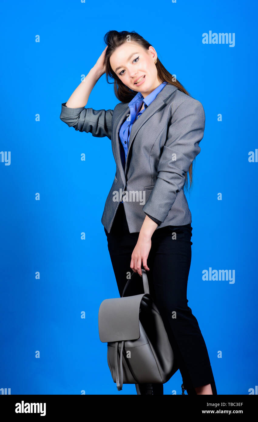 Accesorios de estilo formal. Mochila para diario de la vida urbana moderna.  Mujer con mochila de cuero. Chica estudiante en ropa formal. Mochila de  moda. Elegante chaqueta de mujer de cuero con