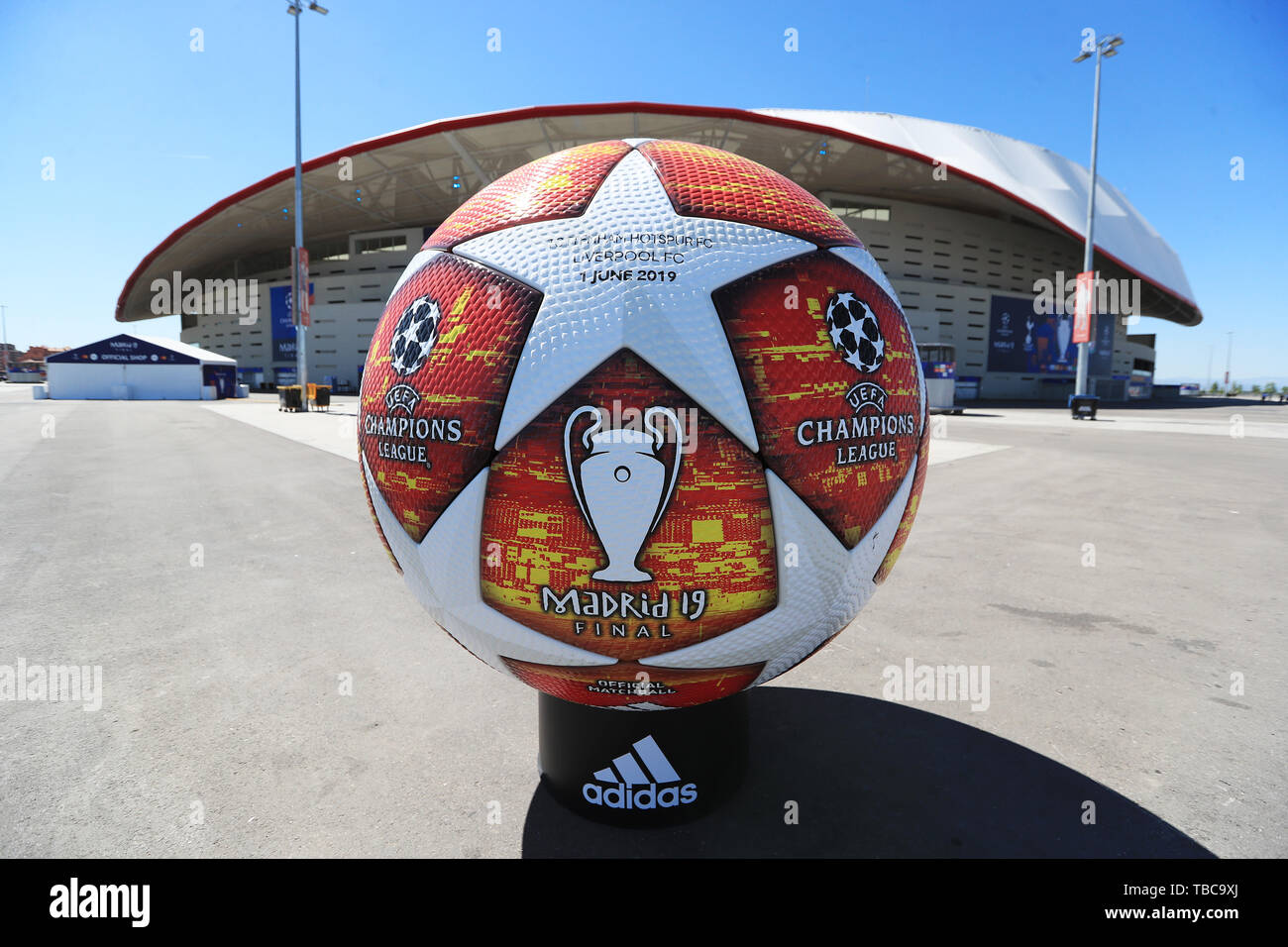 Réplica de un balón gigante fuera del estadio metropolitano de wanda  fotografías e imágenes de alta resolución - Alamy