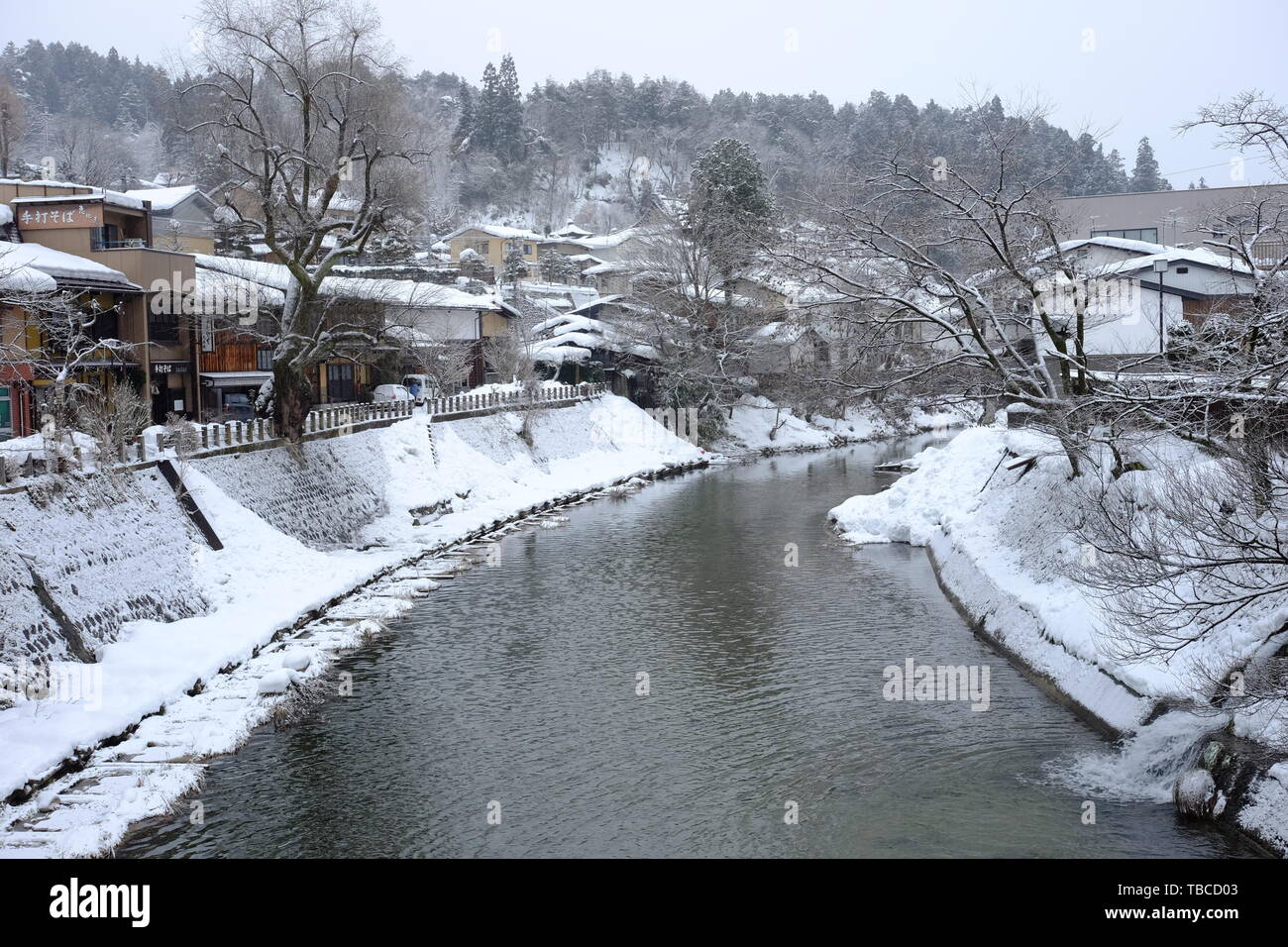 La ciudad de Takayama en invierno, la nieve Foto de stock