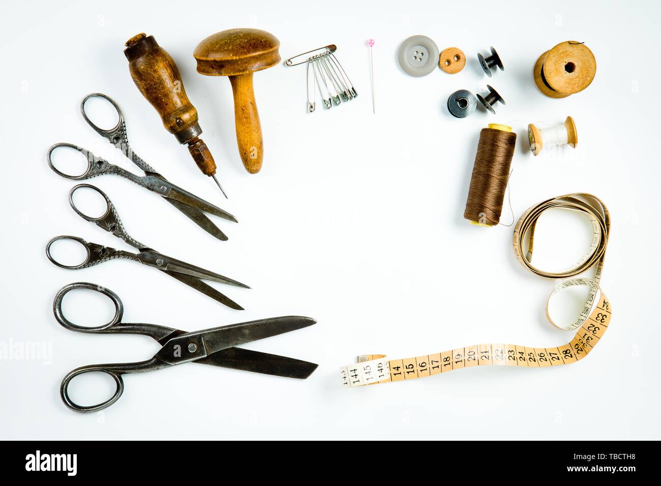 Vintage herramientas del sastre, antiguo instrumento de sastrería, hechos a  mano en la mitad de espacio de copia Fotografía de stock - Alamy