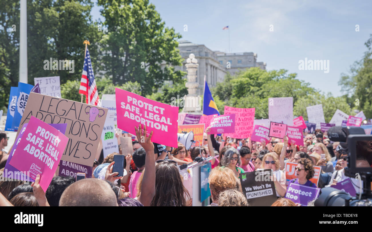 Las mujeres activistas de derechos humanos manifestación en apoyo de pro-elección y manteniendo el aborto legal fuera de la Corte Suprema de Justicia el 21 de mayo de 2019 en Washington, DC. La protesta fue parte de la llamada a la acción nacional tras la nueva ley del estado que prohíba el aborto legal en estados republicanos. Foto de stock