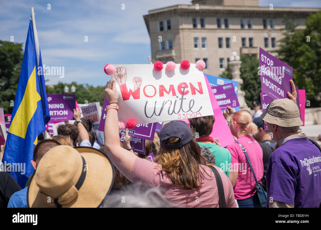 Las mujeres activistas de derechos humanos manifestación en apoyo de pro-elección y manteniendo el aborto legal fuera de la Corte Suprema de Justicia el 21 de mayo de 2019 en Washington, DC. La protesta fue parte de la llamada a la acción nacional tras la nueva ley del estado que prohíba el aborto legal en estados republicanos. Foto de stock