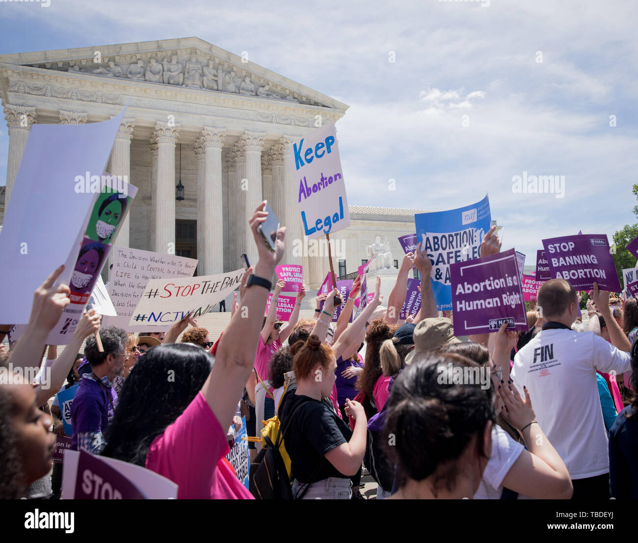 Las mujeres activistas de derechos humanos manifestación en apoyo de pro-elección y manteniendo el aborto legal fuera de la Corte Suprema de Justicia el 21 de mayo de 2019 en Washington, DC. La protesta fue parte de la llamada a la acción nacional tras la nueva ley del estado que prohíba el aborto legal en estados republicanos. Foto de stock