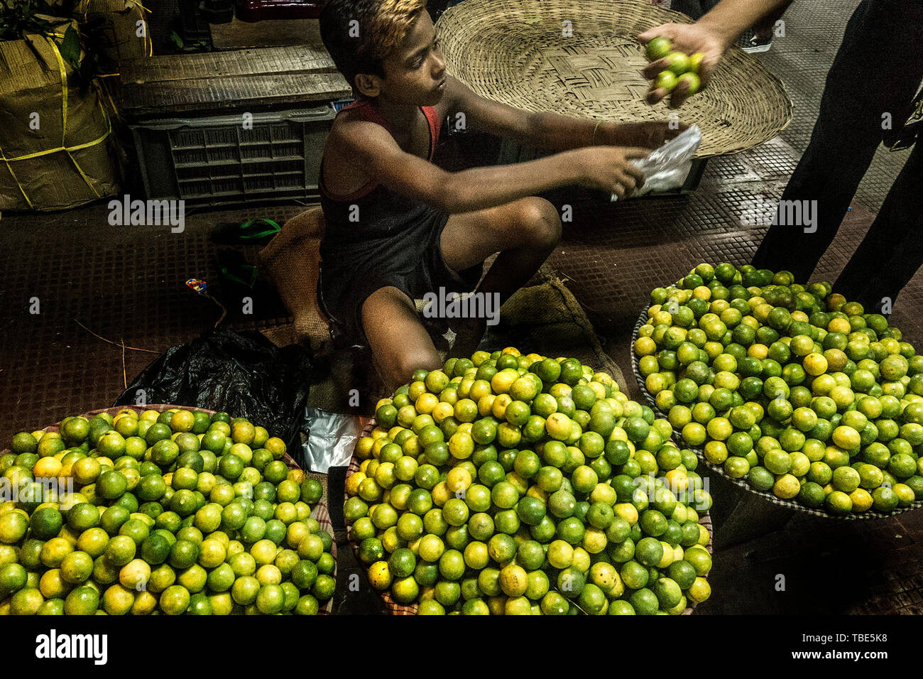En Kolkata, India. El 1 de junio de 2019. Un joven vende el limón en la afueras de Calcuta, India, 1 de junio de 2019. La tasa de crecimiento económico de la India se situó en 5,8 por ciento durante el período de enero a marzo, dijeron las autoridades el viernes. Crédito: Tumpa Mondal/Xinhua/Alamy Live News Foto de stock