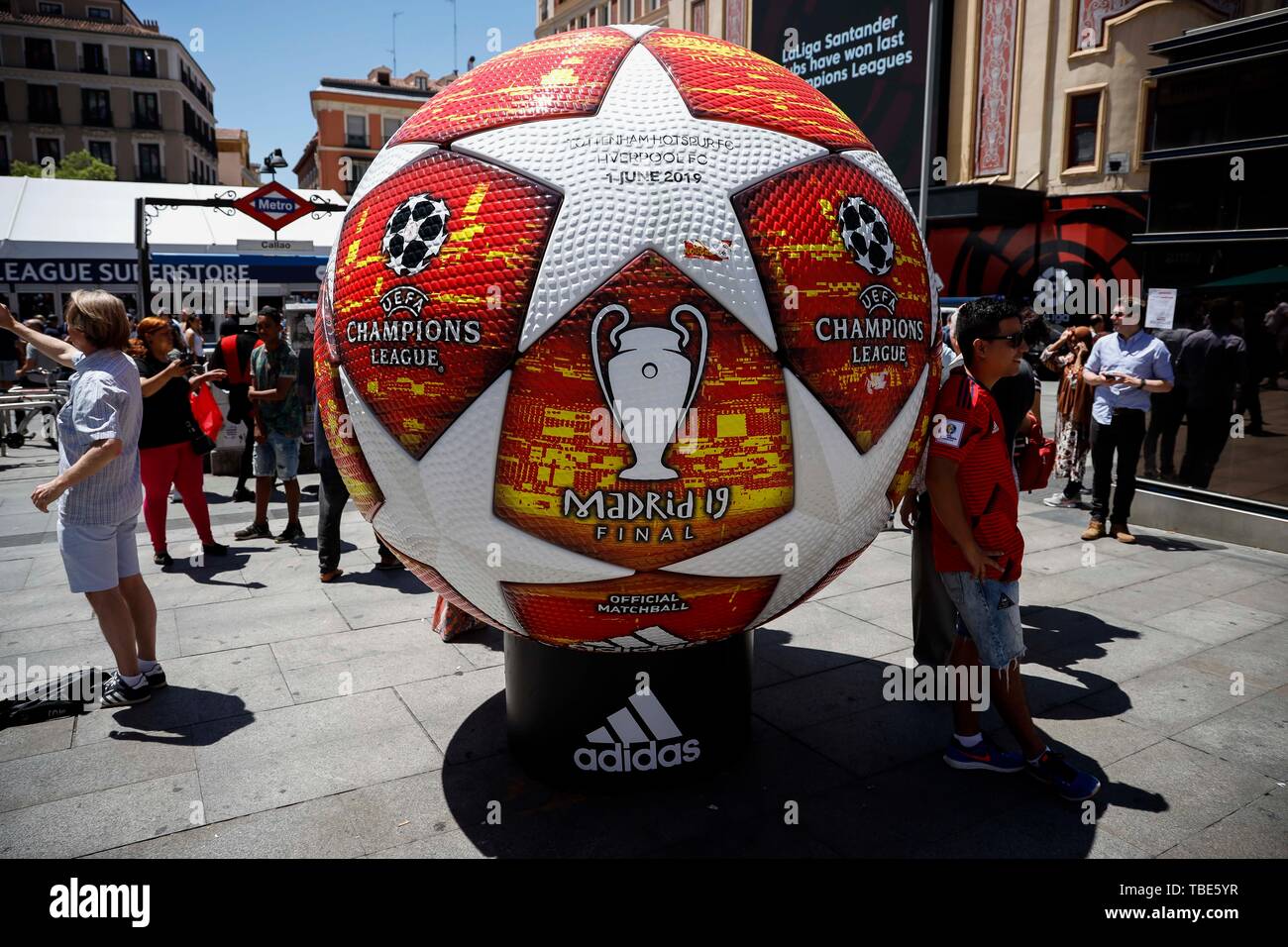Madrid, España. Desde el de junio, 2019. Un de la de Campeones de la UEFA en la bola de la zona de fans en la Puerta del Sol antes