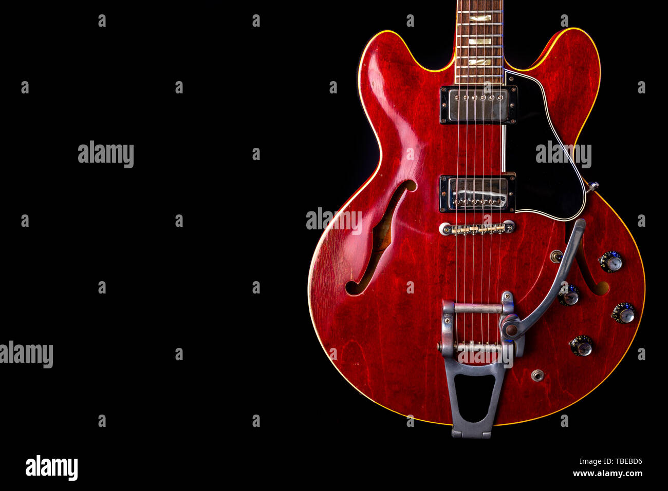 Vintage guitarra eléctrica, rojo, 6 cuerdas aisladas sobre negro Fotografía  de stock - Alamy