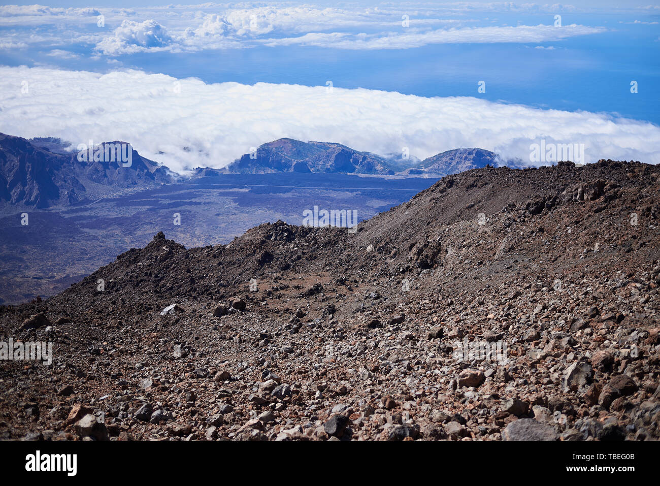 Las rocas volcánicas más altas que las nubes en el pico del Teide en Tenerife, España Foto de stock