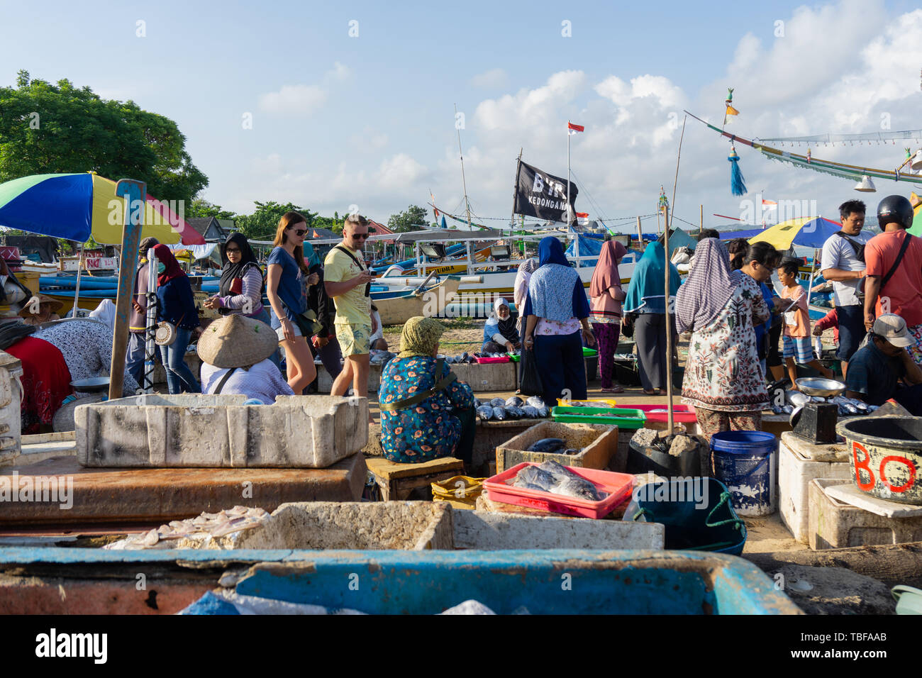 BALI/Indonesia el 15 de mayo de 2019: La atmósfera del Kedonganan-Bali mercado de pescado. Un par de turistas procedentes de Europa están caminando para disfrutar el mercado atmosphe Foto de stock