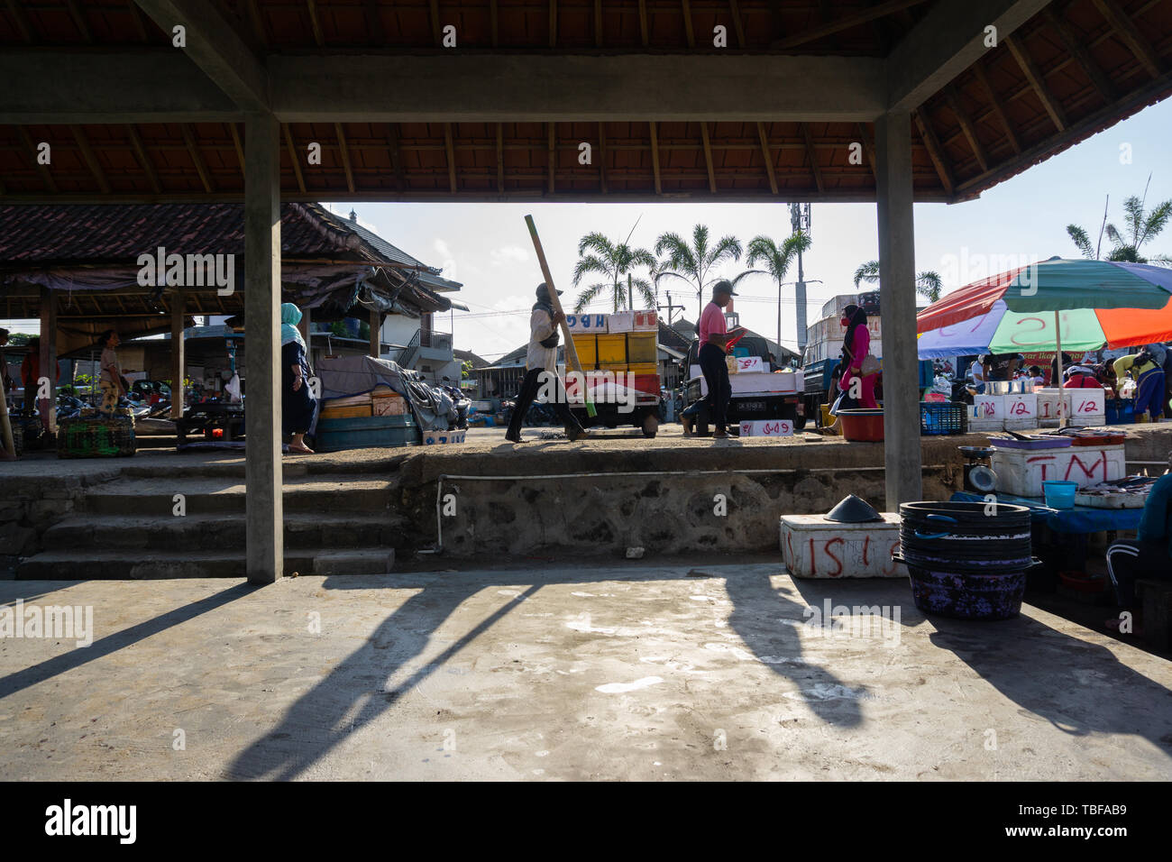 BALI/Indonesia el 15 de mayo de 2019: la atmósfera del Kedonganan-Bali mercado de pescado. Los pescadores pasando por llevar sus capturas a ser vendido a distribuidores Foto de stock