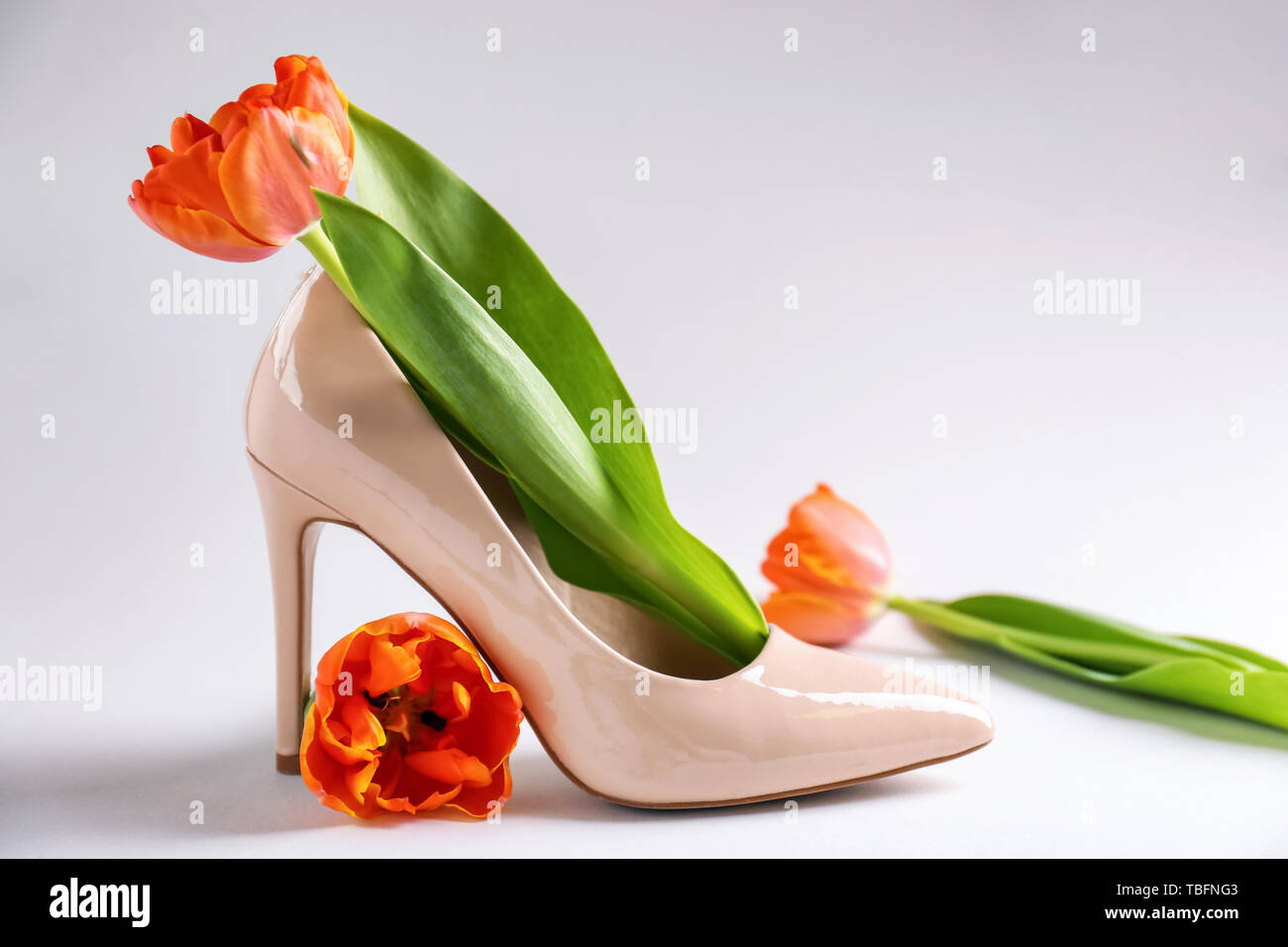 flaco estéreo orden Zapatos de tacón alto de mujeres con hermosas flores sobre fondo claro  Fotografía de stock - Alamy