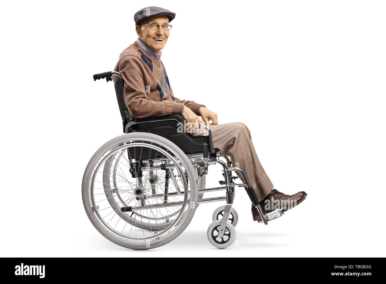 Semejanza angustia Laos Longitud completa la foto de un hombre en silla de ruedas senior sonriente  en la cámara aislada sobre fondo blanco Fotografía de stock - Alamy