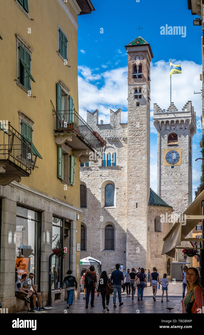 Sugestiva vista del centro histórico de la ciudad de Trento con sus antiguos edificios - Trento paisaje urbano, Trentino Alto Adige - norte de Italia Foto de stock