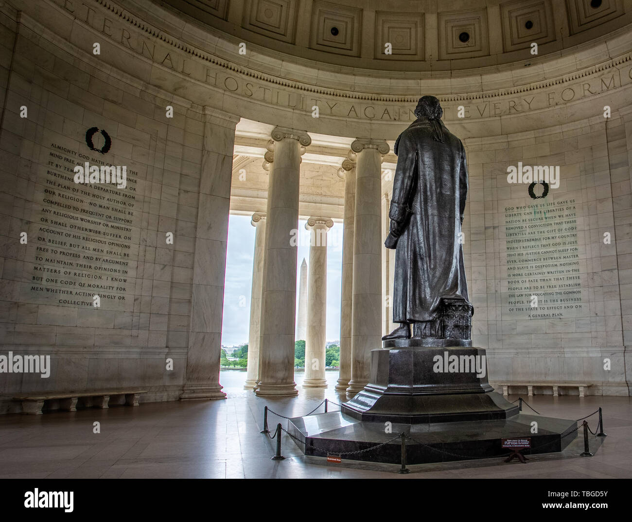 Estatua de Thomas Jefferson de la parte trasera mirando el Washington Memorial, el Monumento a Jefferson en Washington DC, EE.UU., el 13 de mayo de 2019 Foto de stock