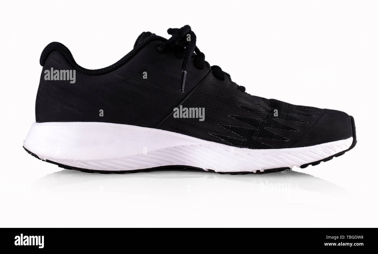 Nuevo y único negro marca de deportivas, zapatillas o instructores aislado sobre fondo blanco con trazado de recorte Fotografía de stock Alamy