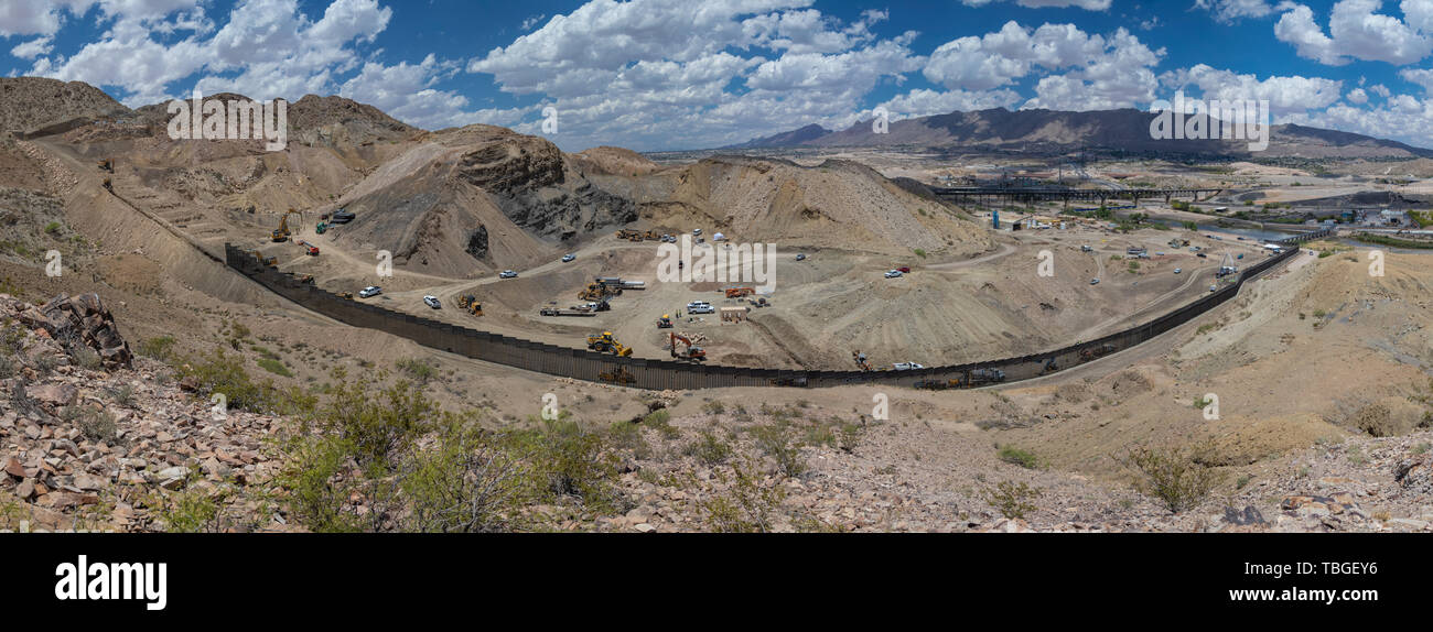 Vista panorámica de la valla fronteriza de financiación privada en la frontera entre México y EEUU en Sunland Park, Nuevo México, cerca de El Paso, Texas. Vista desde el sur, Foto de stock