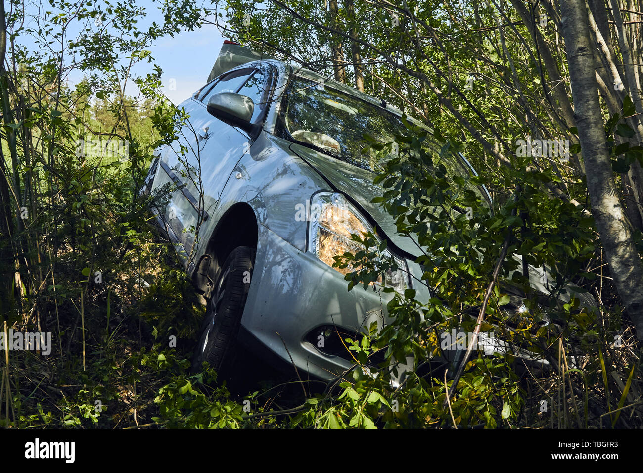 Accidente de coche en una carretera en Mayo 20, 2019 coche tras una colisión frontal en Letonia junto al fondo de transporte, Ozolnieki Foto de stock