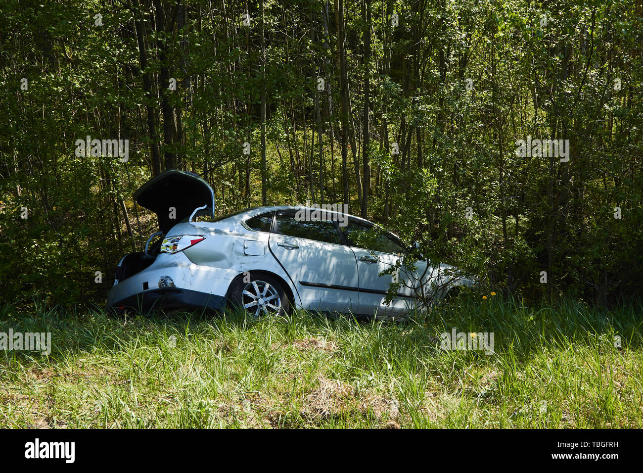 Accidente de coche en una carretera en Mayo 20, 2019 coche tras una colisión frontal en Letonia junto al fondo de transporte, Ozolnieki Foto de stock