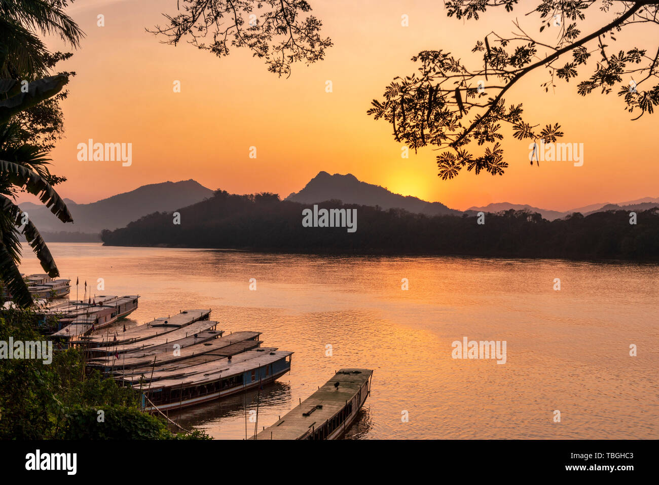 Al atardecer en el río Mekong en Luang Prabang, botes de paseo, en Laos, en el sudeste de Asia Foto de stock