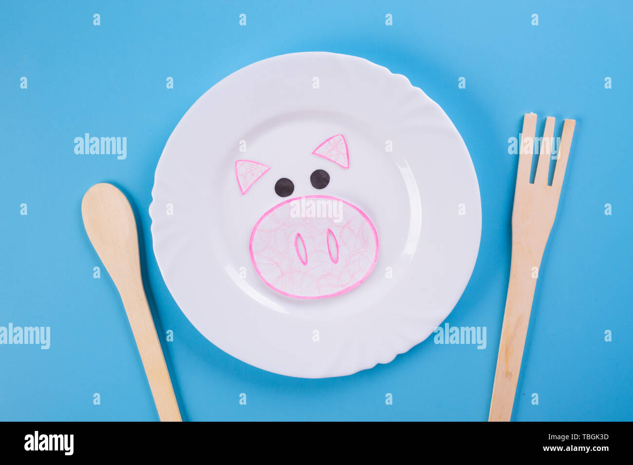 Carne de cerdo en la placa de estilo de dibujos animados. Foto de stock