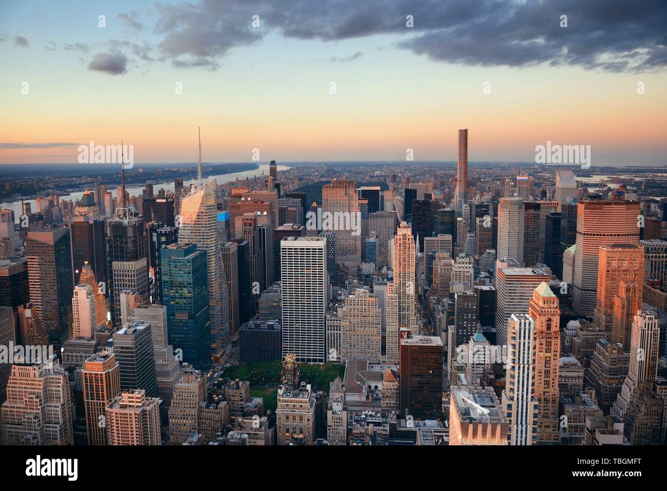 La Ciudad de Nueva York Midtown skyline al atardecer con rascacielos y el paisaje urbano. Foto de stock