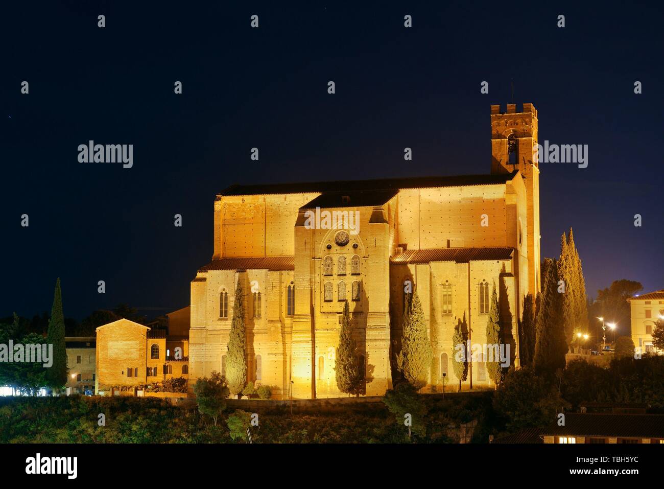 Basílica de San Domenico, en la antigua ciudad medieval Siena durante la noche en Italia Foto de stock