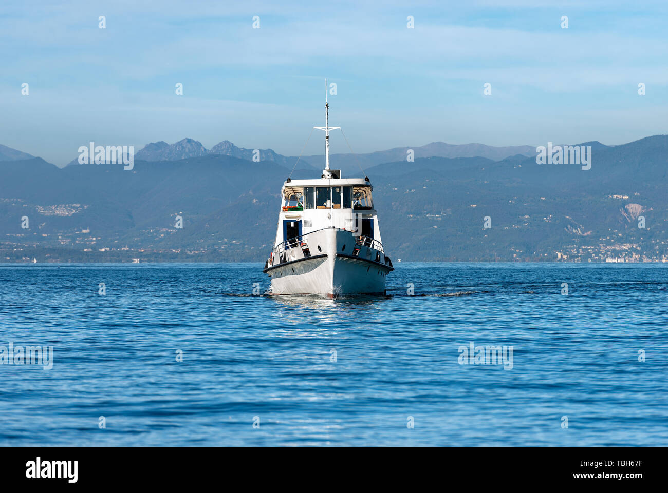 Ferry en el Lago de Garda (Lago di Garda) en frente del puerto de Lazise, pequeña ciudad en Véneto, Italia, Europa Foto de stock