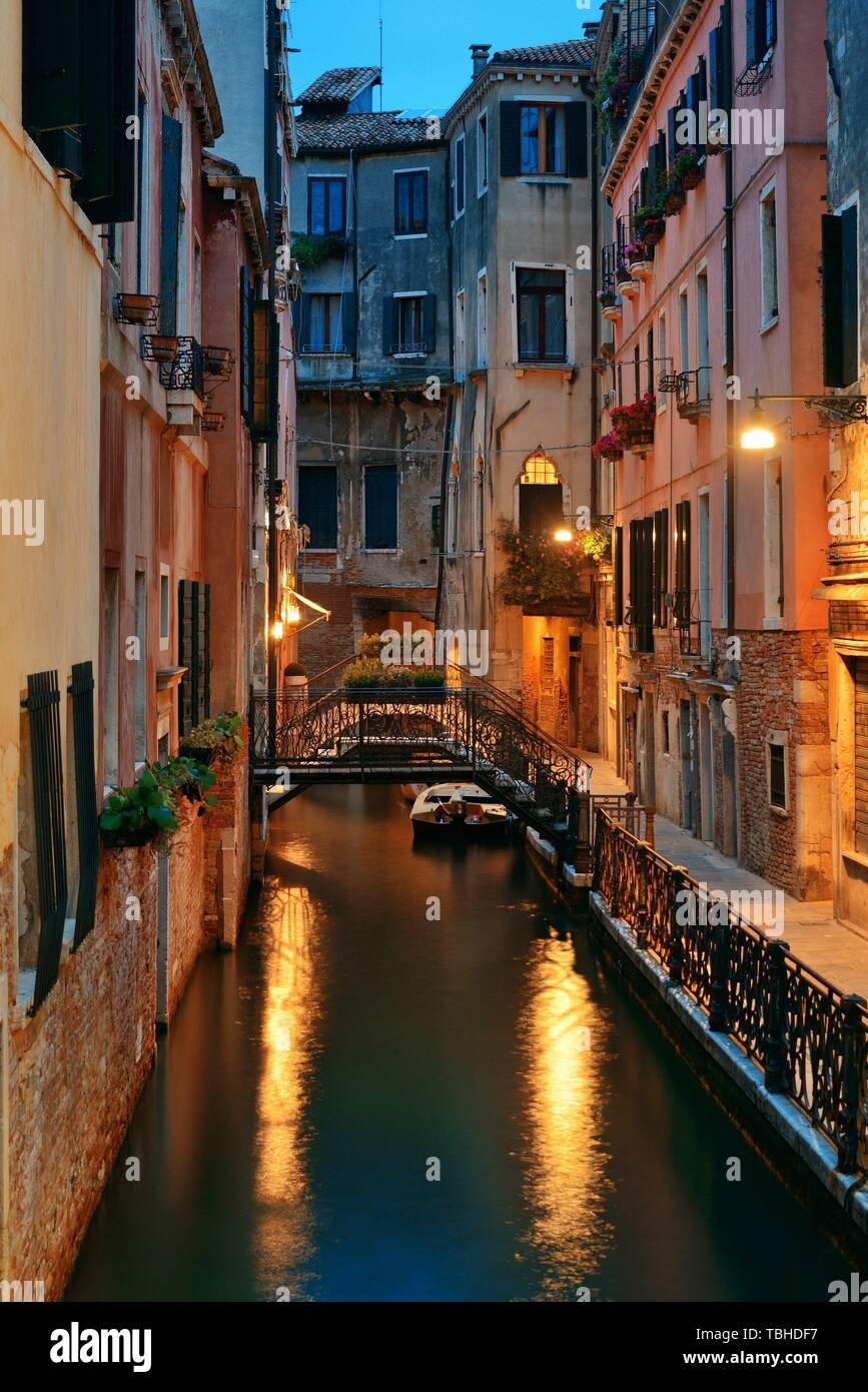 Con vistas al canal Venecia de noche con puente y edificios históricos. Italia. Foto de stock