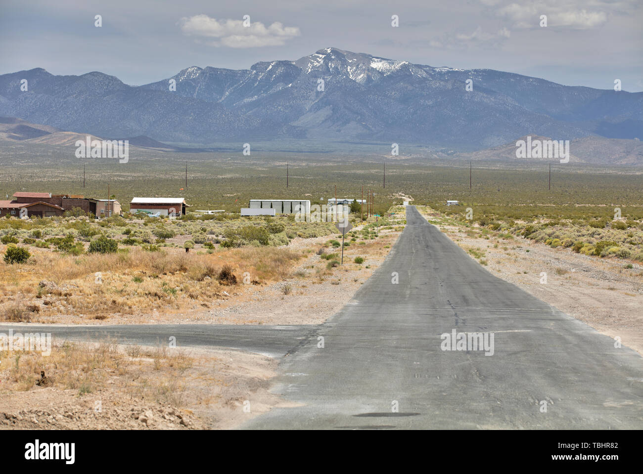 Carretera típica en Nevada cerca del Valle de la muerte, Estados Unidos Foto de stock