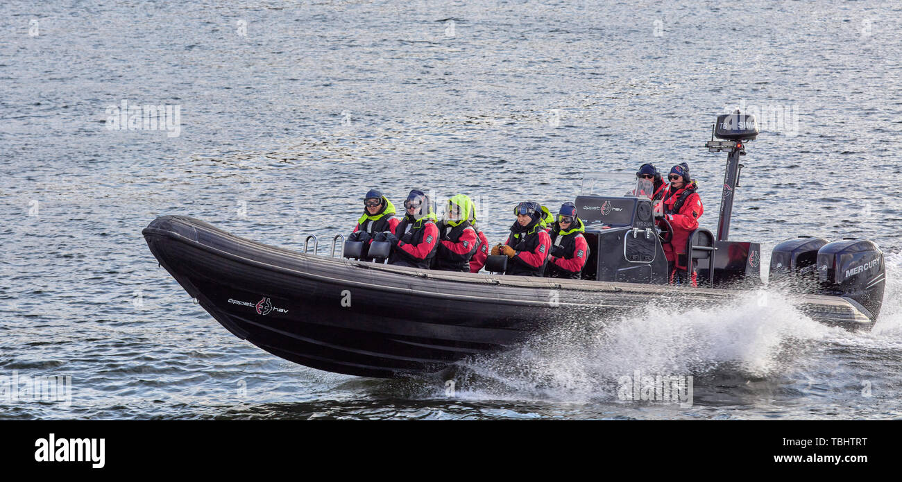 Gente que experimenta un viaje en barco-Rib en Saltsjön, Estocolmo, Suecia Foto de stock