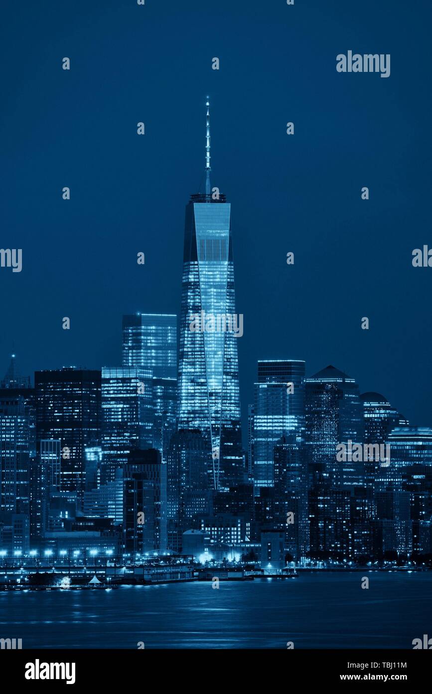 La CIUDAD DE NUEVA YORK - Jul 4: Downtown Manhattan rascacielos en la noche, el 4 de julio de 2015 en Manhattan, Ciudad de Nueva York. Con población de 8,4m, es la ciudad más poblada de los Estados Unidos. Foto de stock