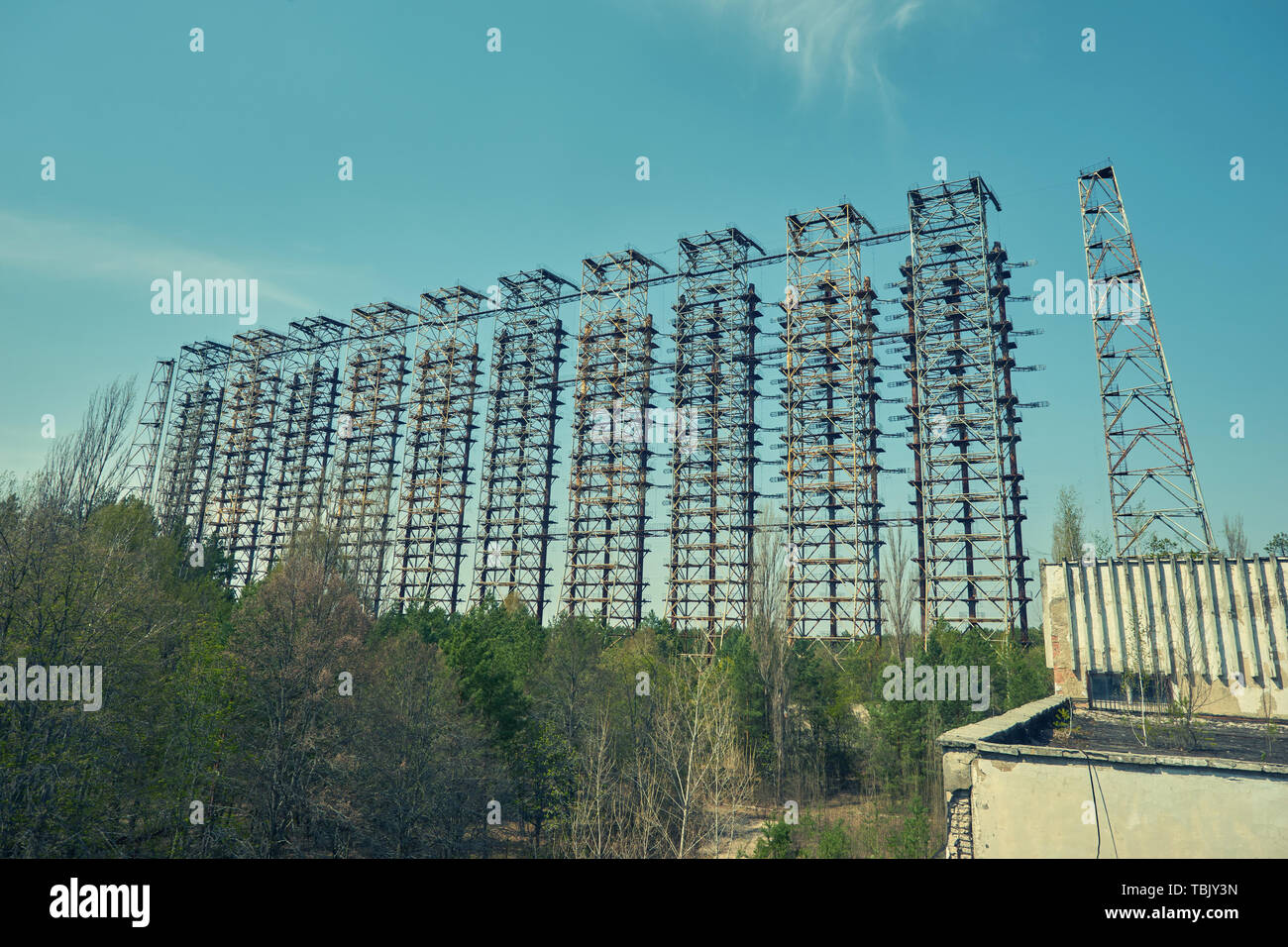 El centro de la radio de telecomunicaciones en Pripyat, Chernobyl área  conocida como el arco o Duga y llamado carpintero ruso con el cielo azul y  las nubes en backgr Fotografía de