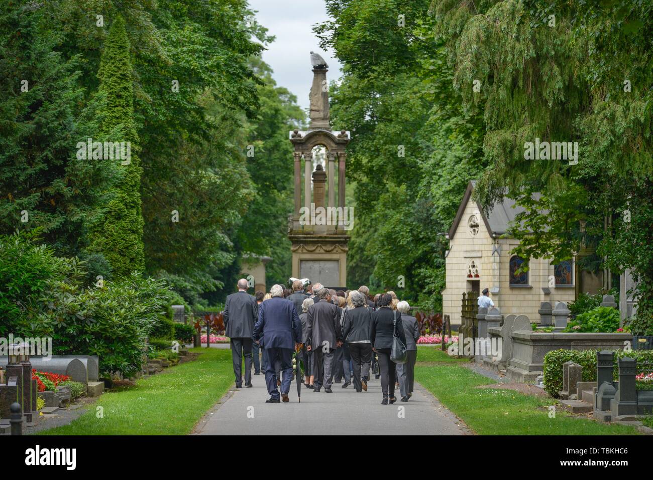 Procesión fúnebre en el funeral en el cementerio de Melaten, Cementerio Central, Colonia, Renania del Norte-Westfalia, Alemania Foto de stock