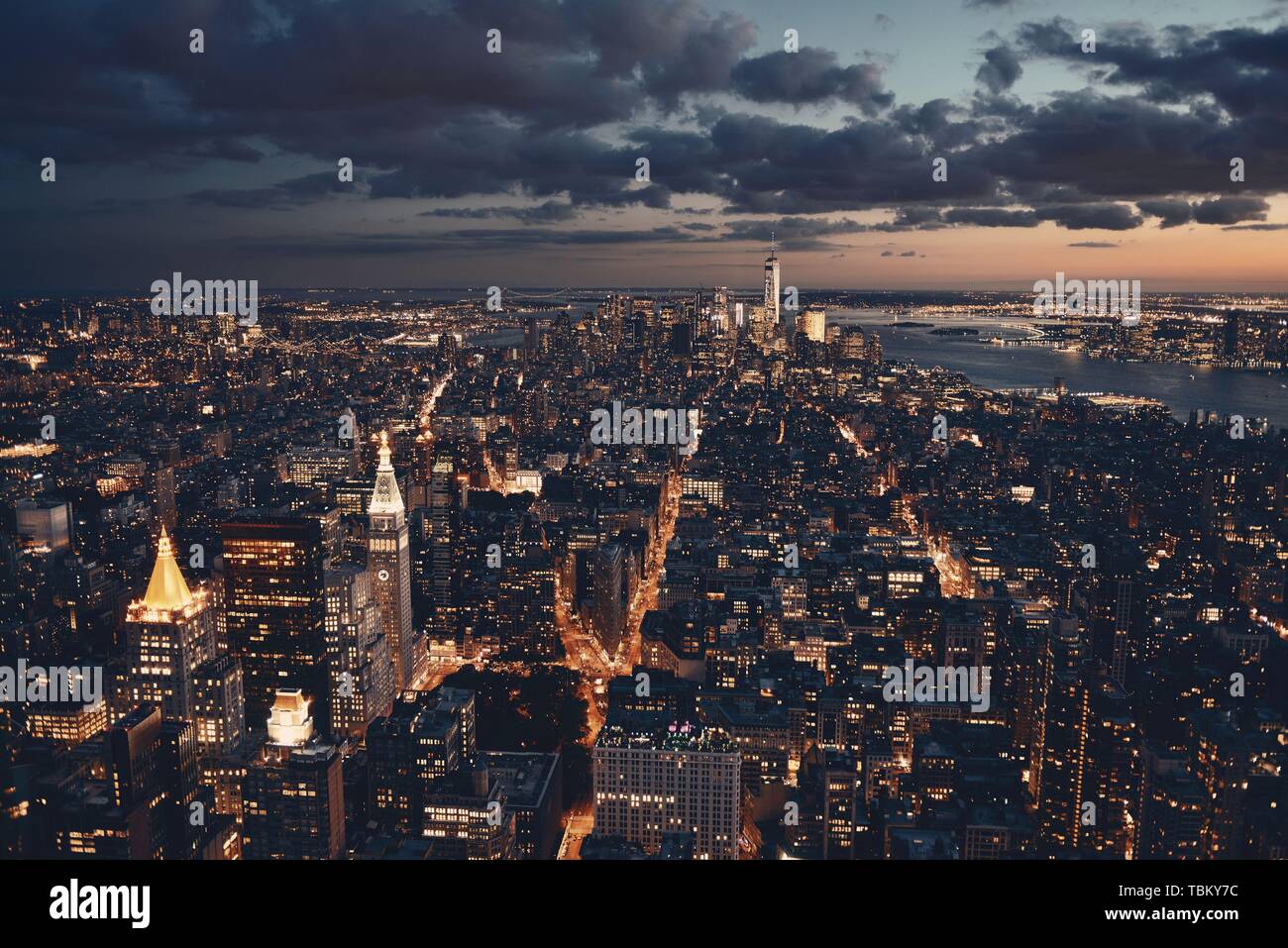 El centro de la ciudad de Nueva York vista del horizonte en la noche. Foto de stock