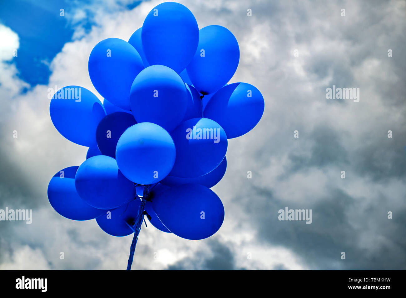 Globos azules en el cielo nublado Fotografía de stock - Alamy
