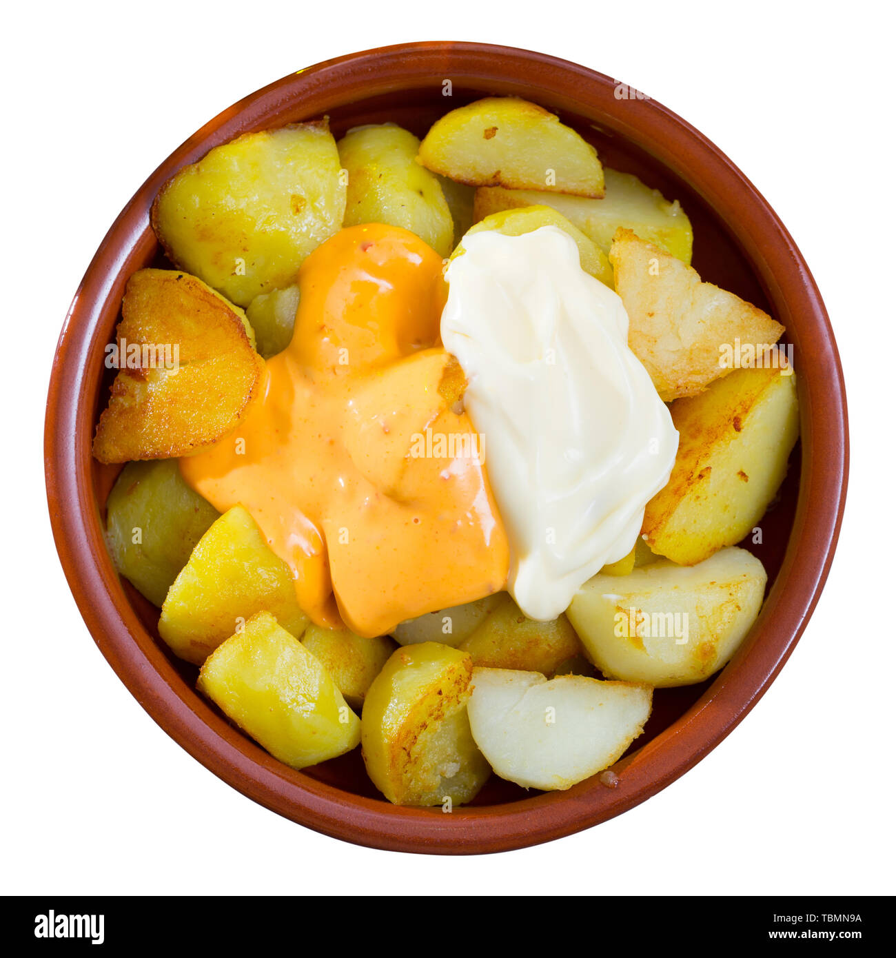 Patatas Bravas con mayonesa y salsa de ajo. Aislado sobre fondo blanco