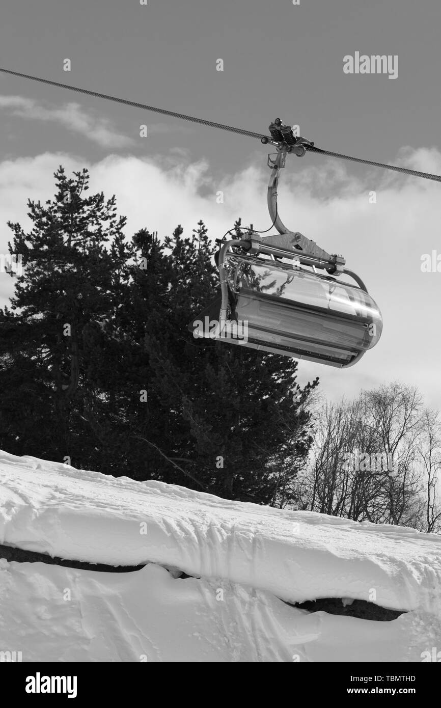 Telesilla y cubierto de nieve fuera de pista pendiente con trazas de esquís y snowboards en estación de esquí. Montañas del Cáucaso en invierno. Tetnuldi Svaneti, región de Geor Foto de stock