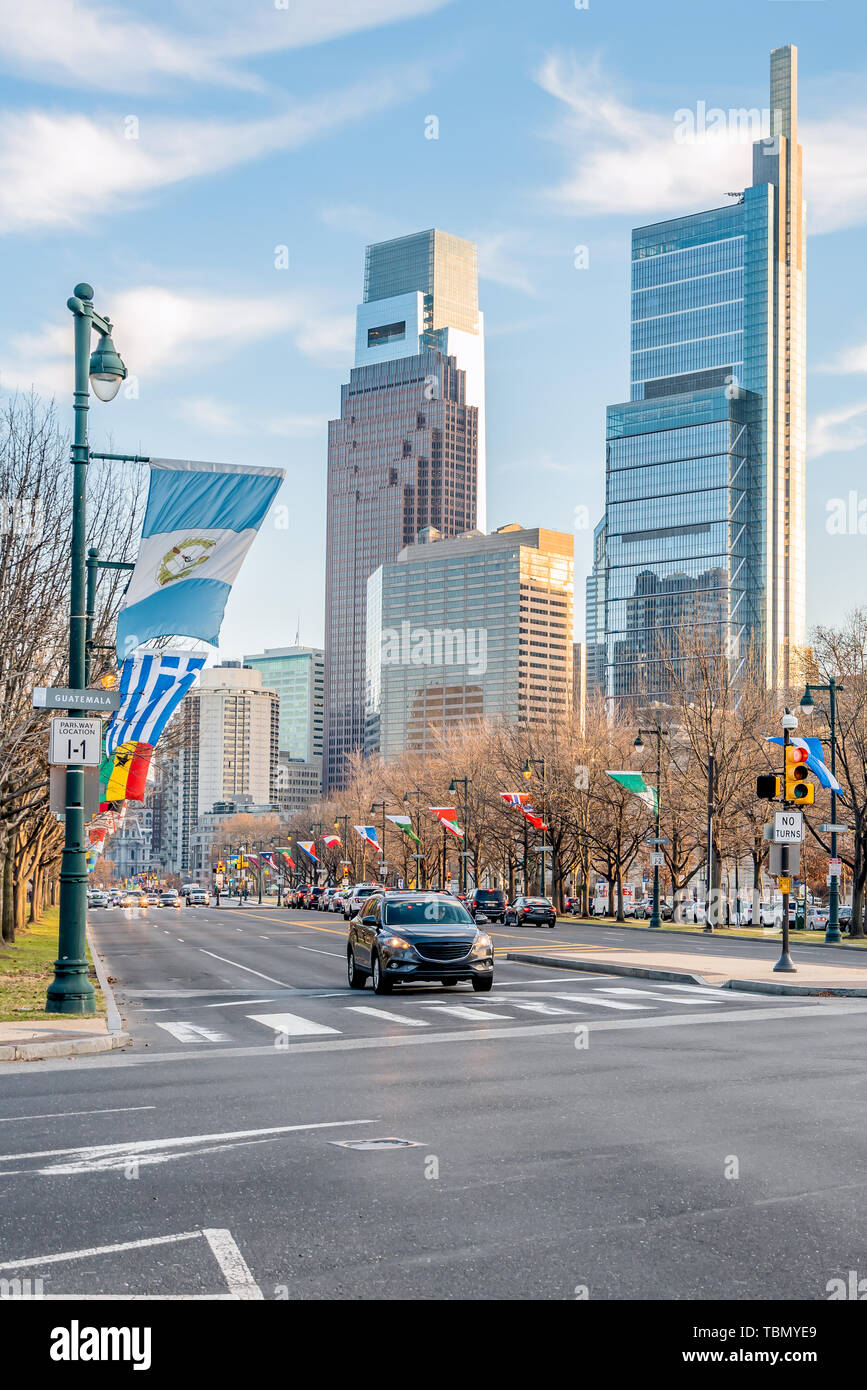 Philadelphia, Pennsylvania, EE.UU., Diciembre 2018 - Benjamin Franklin Parkway es un pintoresco paseo que discurre por el centro cultural de Philadelphi Foto de stock