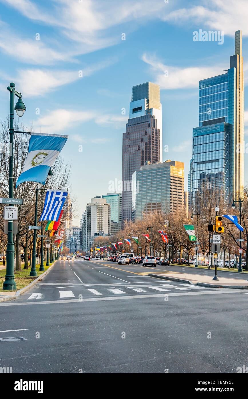 Philadelphia, Pennsylvania, EE.UU., Diciembre 2018 - Benjamin Franklin Parkway es un pintoresco paseo que discurre por el centro cultural de Philadelphi Foto de stock