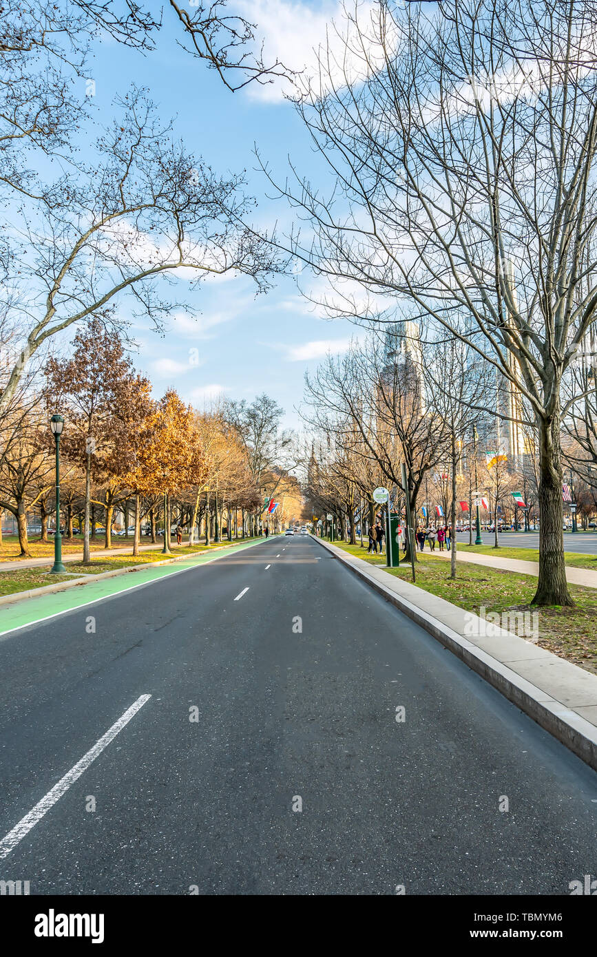 Philadelphia, Pennsylvania, EE.UU., Diciembre 2018 - Benjamin Franklin Parkway es un pintoresco paseo que discurre por el centro cultural de Philadelphi Foto de stock