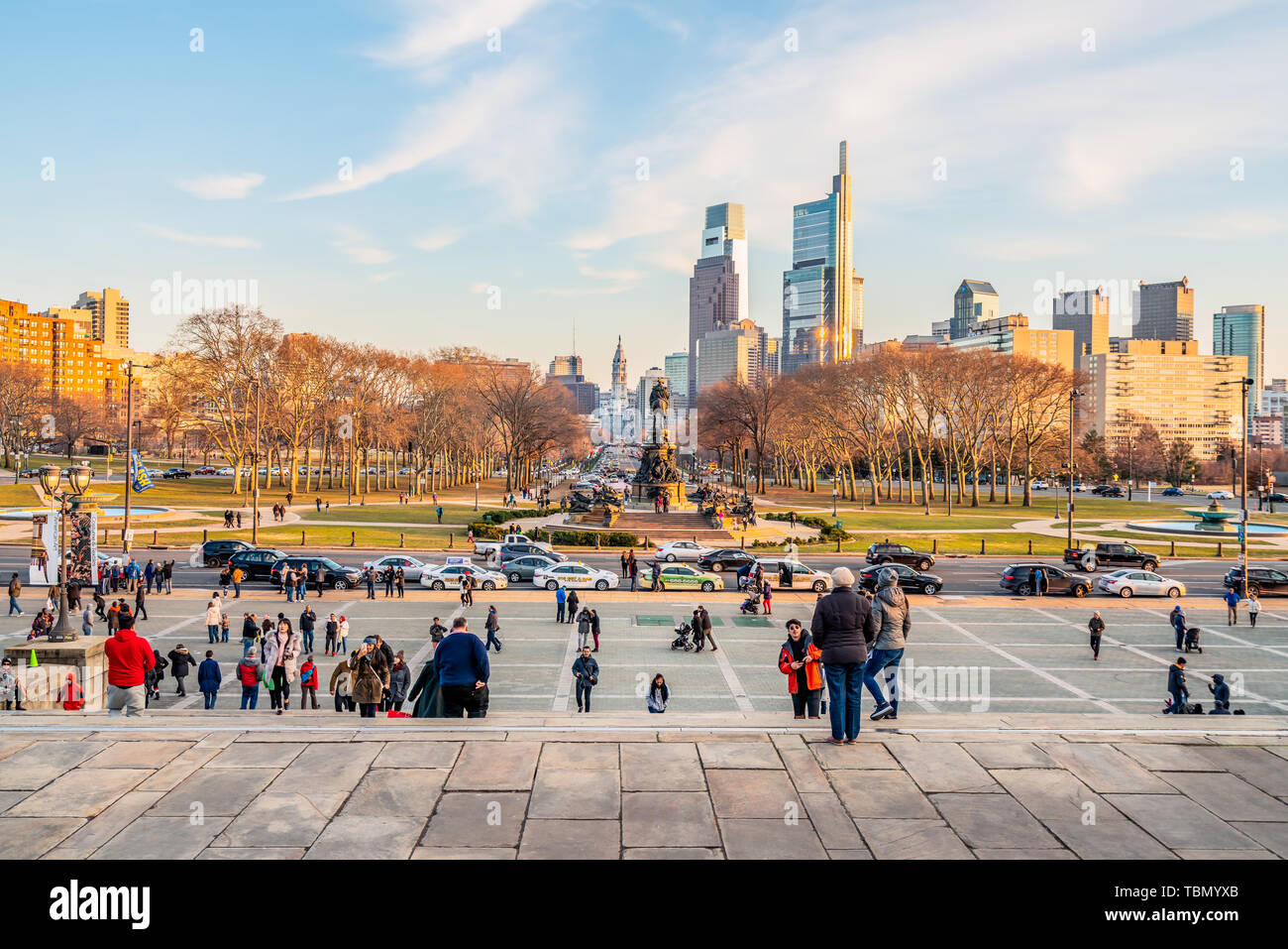 Philadelphia, Pennsylvania, EE.UU., Diciembre 2018 - Vista de Benjamin Franklin Parkway y el centro de la ciudad de Philadelphia desde el Museo escaleras. Foto de stock