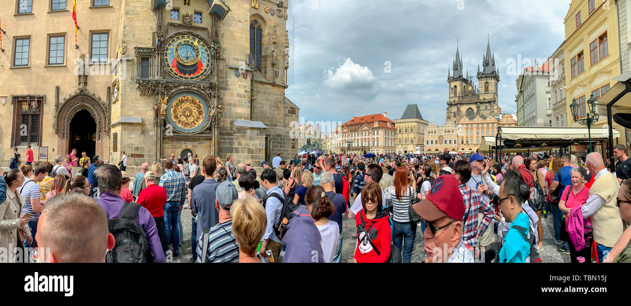 Praga, República Checa - Mayo 19, 20198 : Turistas en el Reloj Astronómico de Praga, Praga o Orloj, en el antiguo Ayuntamiento en la Plaza de la Ciudad Vieja contra blue sk Foto de stock