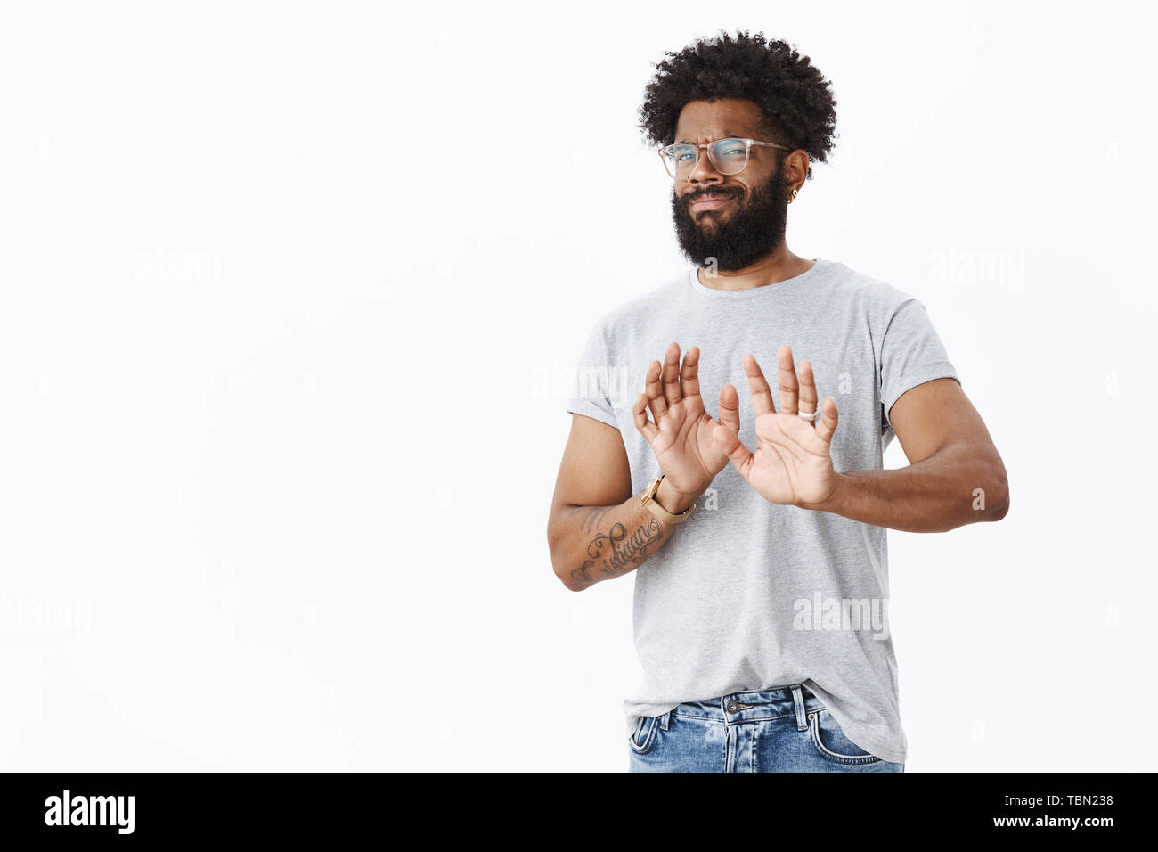 No gracias, yo paso. No interesa insatisfecho afroamericanos cliente masculino con barba y tatuajes muecas de desagrado ondeando en respuesta negativa rai Foto de stock