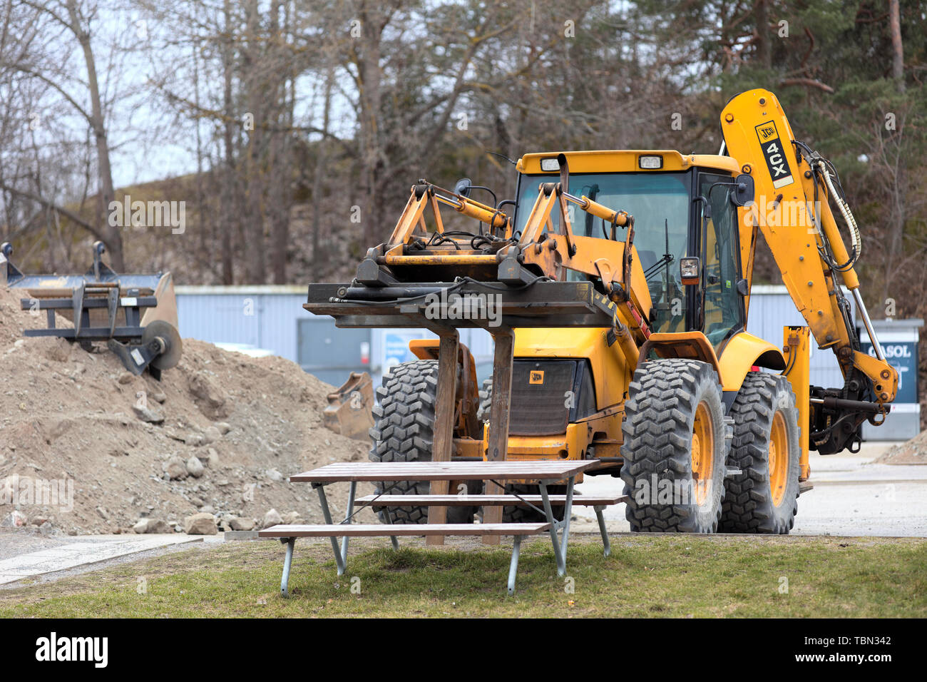 Excavadora trabajando en la planta de la gasolinera Circle K en Vaxholm, Suecia Foto de stock
