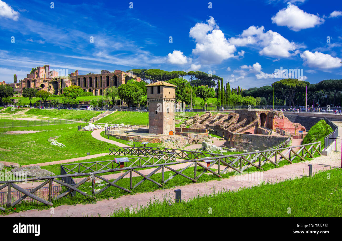 Roma, Italia: Circus Maximus, en un día soleado de verano. El Circus Maximus es un antiguo estadio de carreras de cuádrigas romanas y lugar de entretenimiento masivo Foto de stock