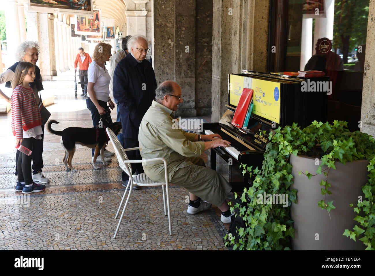 Ciudad de Piano para la paz. Un hombre tocando el piano público Bergamo Italia durante la Pianoforti en Citta per tutti. Foto de stock