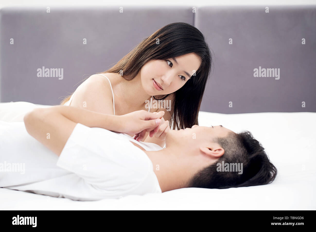 Una pareja de dulce vida en el dormitorio Foto de stock