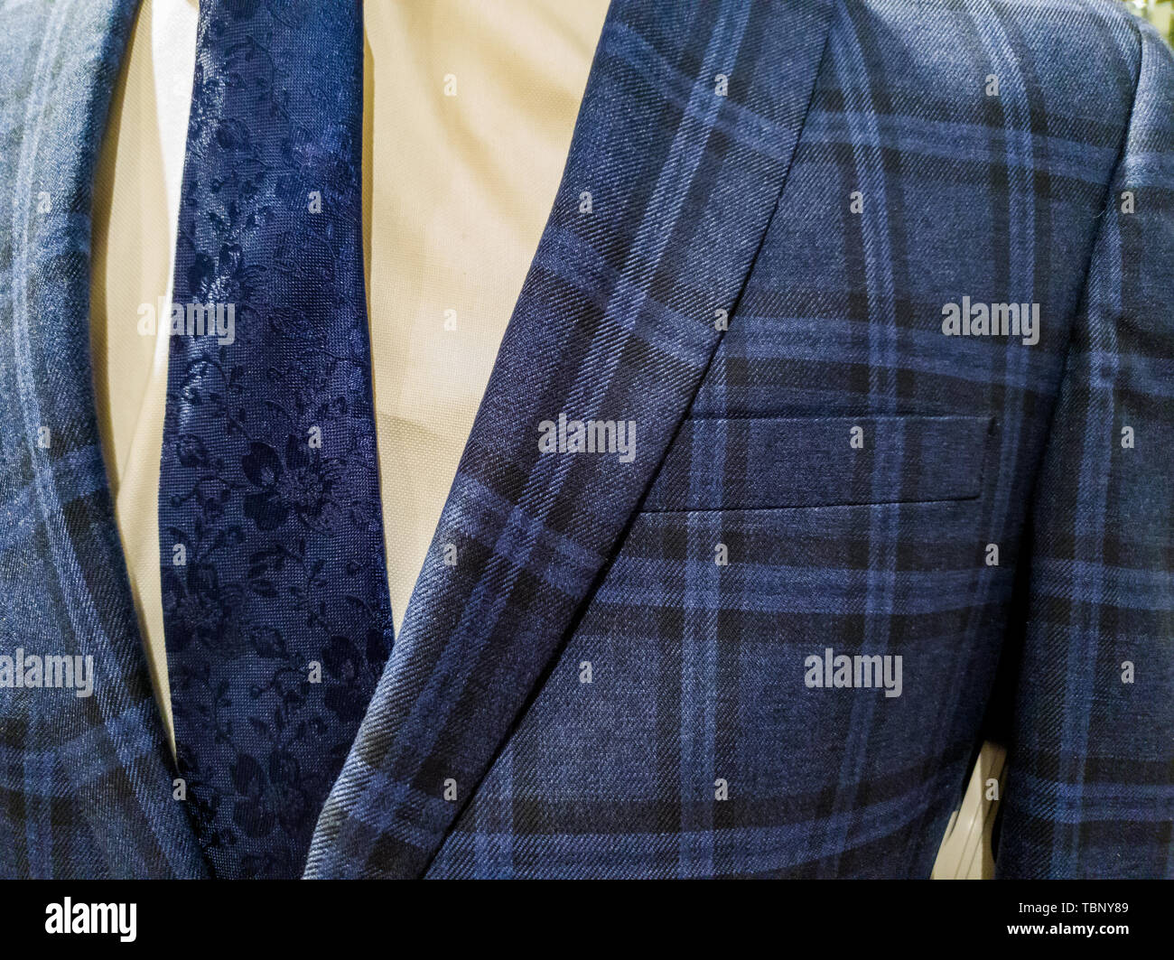 Últimas tendencias en traje, camisa y corbata combinación - Navy traje y  corbata - camisa blanca Fotografía de stock - Alamy